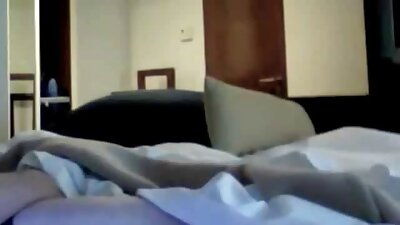 Must kutt tungib punnis nibudega teismelise voodisse