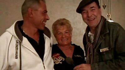 Pärast treeningut harjutavad maadlejad pimedas toas lesbi paitusi