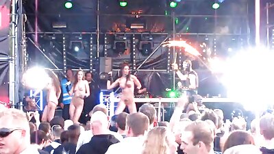 Pikkade tumedate juustega beib ja naaber saavad lähemalt tuttavaks