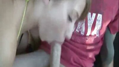 Väikeste tissidega teismeline laps saab keppi stseenis