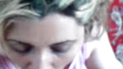 Kuum lapsehoidja hoolitseb kolmekesi kahe kuke eest diivanil