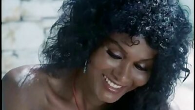 Seksikas ülemuse naine võrgutab oma majas olevast suurest mehest