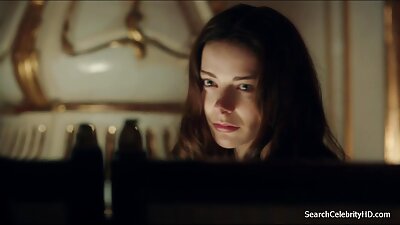 Kaks tibu ajavad teineteist välja, kui nad alasti voodis on