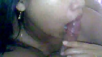 Väike seksikas blond jänku hüppab voodis ringi