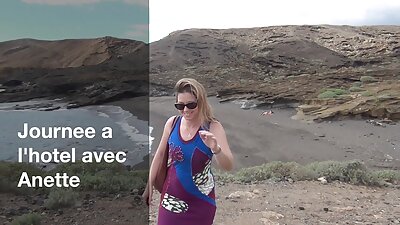 Täiesti loomulike tissidega brünett on saamas dildot oma vitsu sisse