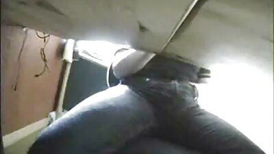 Blond MILF ja noor armuke armastavad voodis lesbisid