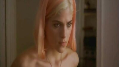 Direktor ajab jämedalt perse punastes sukkades kurvikat armukest