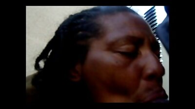 Diivanile rammitakse blondiini, kellel on suured võltsrinnad