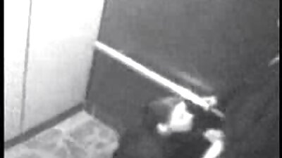 Blond ja brünett suudlevad teineteist basseini ääres päikese käes