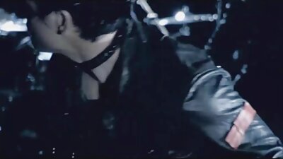 Rinnakas brünett neelab pärast nokiga ratsutamist kogu jizzi alla