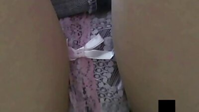 Väikeste tissidega iludus on samaaegselt perses