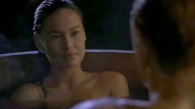 Ilusate rindadega tibu saab diivanil persse