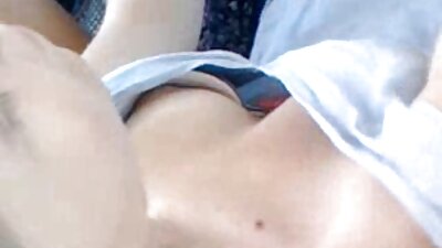 Väike brünett tüdruk Zena Little, kes rõõmustab oma hunnikut poiss-sõpra