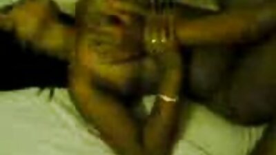 Suurte tihastega blondiin imeb voodil suurt lihavat pulka