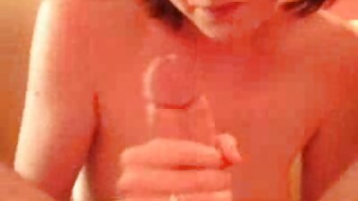 Brünett teismeline saab diivanil musi ja perses