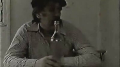 Seotud silmadega Latina tüdruk, kes on jämedalt löödud igasugustesse poosidesse