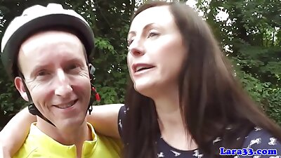 Raseeritud vitsaga bimbo tunneb end oma märjas vitsas suure riistana