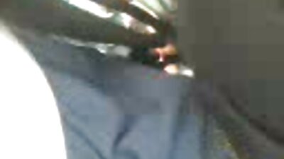 Blond emane avab oma raseeritud kiisu, nii et see oleks tülikas