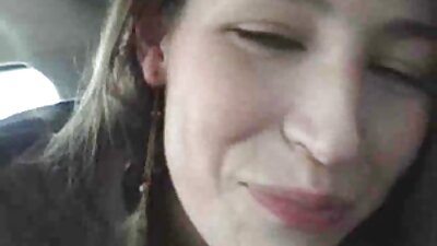 Bimbo pistab oma perset mööda suurt riista plastikust mänguasju